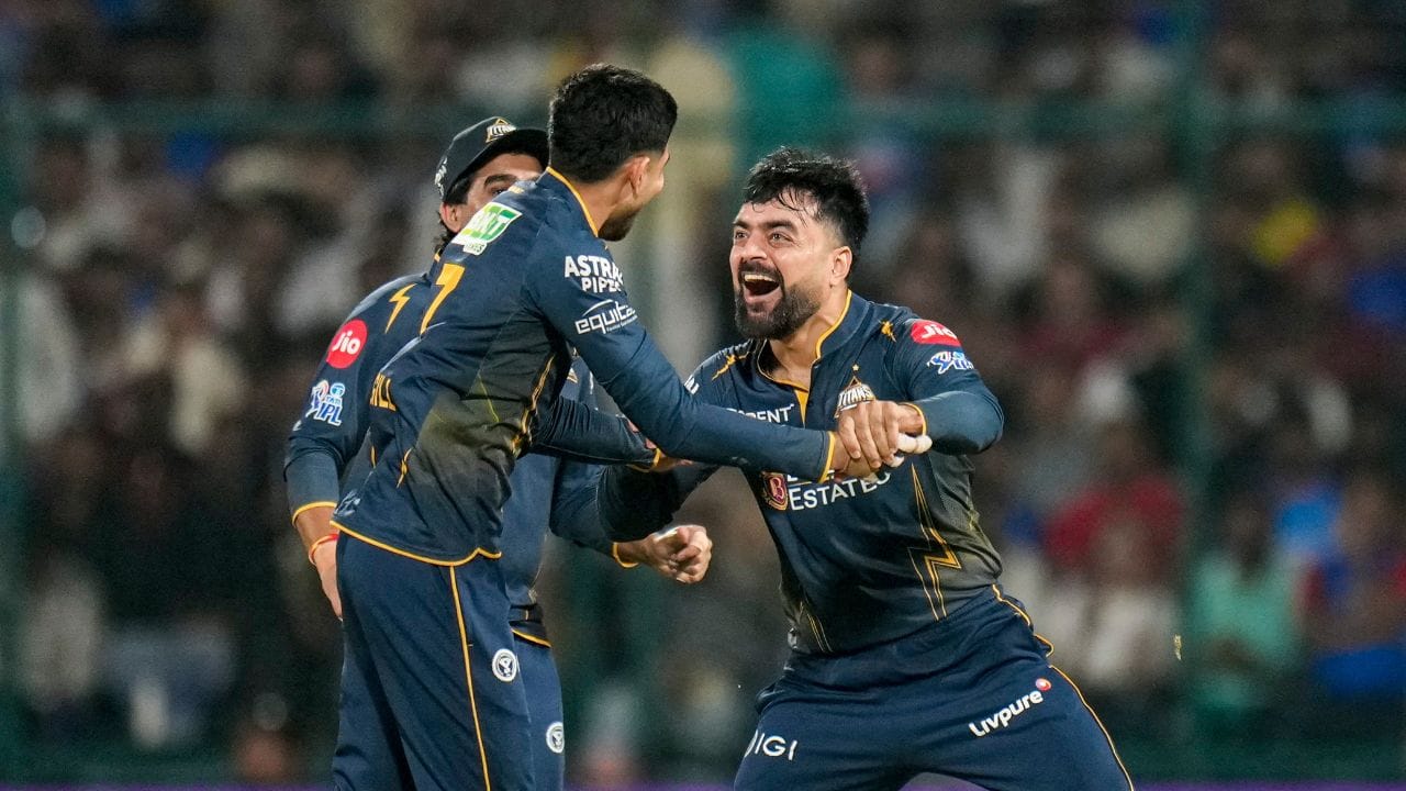 રાશિદ ખાને પોતાની પહેલી ઓવરમાં માત્ર 4 રન આપ્યા હતા. તેમજ પાવરપ્લે દરમિયાન 5 ઓવર નાંખી હતી. તેમજ આઠમી ઓવરમાં પણ બોલિંગ કરી હતી. જેમાં રાશિદ ખાને 5 રન આપ્યા હતા. 10મી ઓવરમાં રાશિદ ખાને નીતિશ રાણા અને સમીર રિઝવીને પેવેલિયનનો રસ્તો દેખાડ્યો હતો. આ ઓવરમાં માત્ર 4 રન આવ્યા હતા.