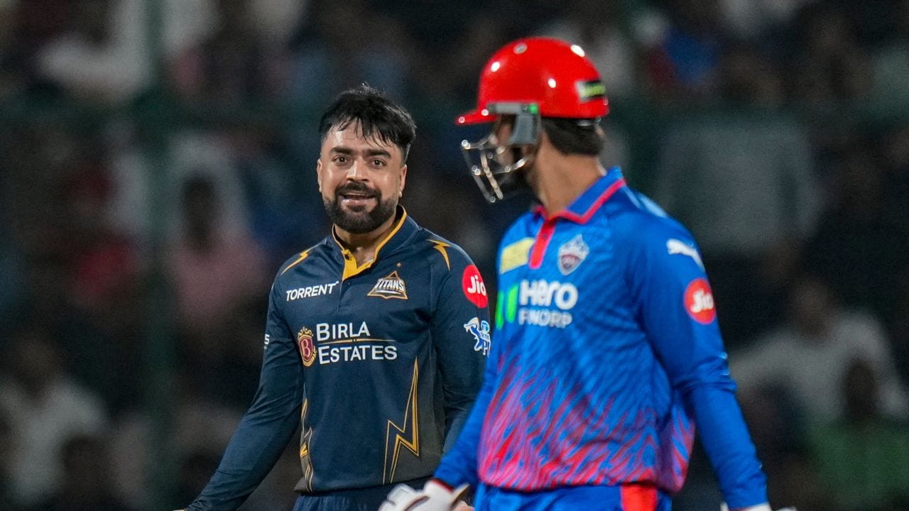 રાશિદ ખાને પોતાની છેલ્લી ઓવરમાં 4 રન આપી અક્ષર પટેલને આઉટ કર્યો હતો. રાશિદ ખાન પ્લેયર ઓફ ધ મેચ બન્યો હતો.આઈપીએલ 2026 ગુજરાત ટાઈટન્સના સ્પિનર રાશિદ ખાનનો પગાર ટીમના કેપ્ટન શુભમન ગિલ કરતા વધારે છે.