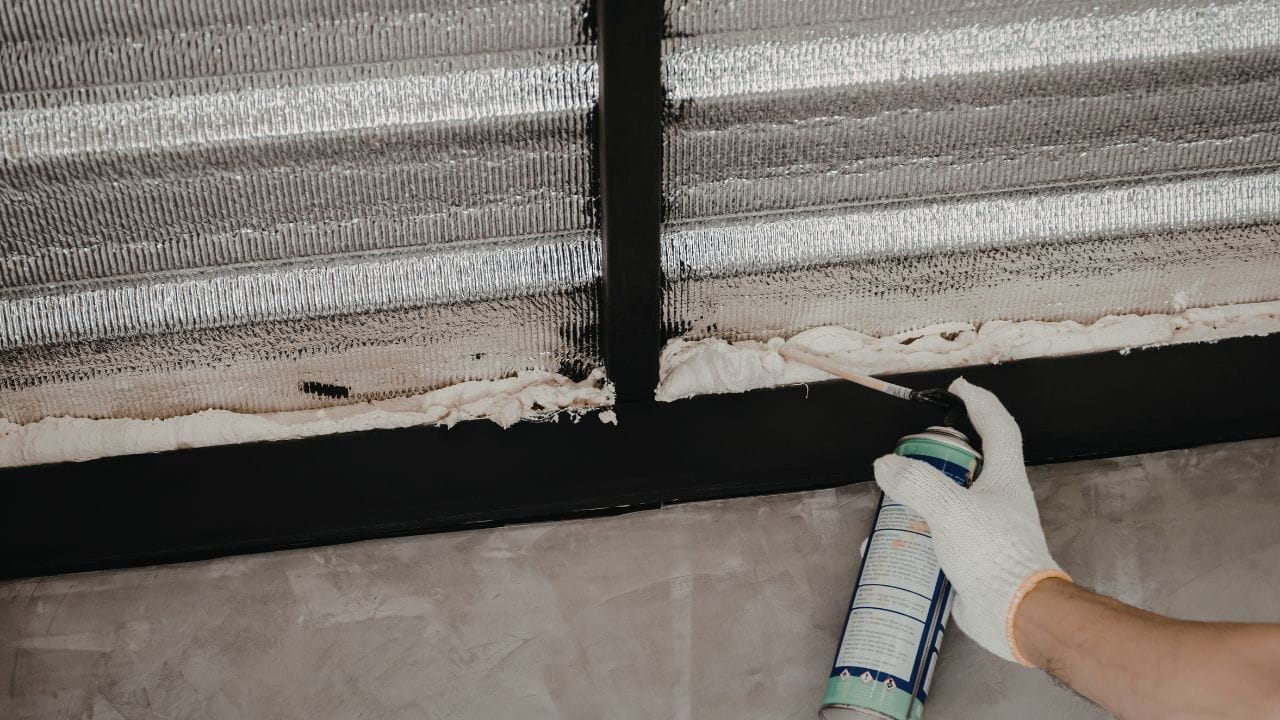 દરવાજા અને બારીઓની આસપાસના કોઈપણ ગાબડાને સીલ કરો. જો ઠંડી હવા બહાર નીકળી જાય, તો તે ઠંડક કામગીરી પર નકારાત્મક અસર કરે છે.