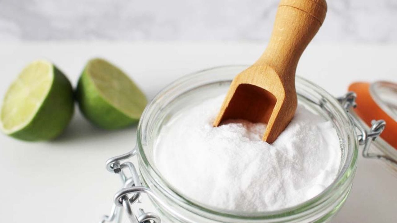 તમારું બાથરૂમ પણ સ્વચ્છ રહેશે: જો તમને તમારા બાથટબની આસપાસ ગંદકી, સાબુ અને ખારા પાણીના ડાઘ સાફ કરવામાં મુશ્કેલી પડતી હોય, તો બેકિંગ સોડાનો ઉપયોગ કરવાનો પ્રયાસ કરો. આ તમારી ઘણી ઉર્જા બચાવી શકે છે. બેકિંગ સોડા અને સફેદ સરકો મિક્સ કરીને સોલ્યુશન બનાવો. થોડું ગરમ ​​પાણી ઉમેરો અને તેને ગંદા વિસ્તારો પર ફેલાવો.  તેને ઓછામાં ઓછા 10 થી 15 મિનિટ સુધી રહેવા દો.
