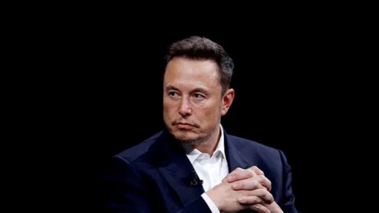 બ્લૂમબર્ગ બિલિયોનેર્સ ઇન્ડેક્સમાં એલોન મસ્ક 656 બિલિયન ડોલરની નેટવર્થ સાથે ટોચ પર છે. લેરી પેજ 286 બિલિયન ડોલરની નેટવર્થ સાથે ત્રીજા સ્થાને છે. જેફ બેઝોસ 269 બિલિયન ડોલરની નેટવર્થ સાથે ત્રીજા સ્થાને છે. સેર્ગેઈ બ્રિન 266 બિલિયન ડોલરની નેટવર્થ સાથે ચોથા સ્થાને છે. માર્ક ઝુકરબર્ગ 239 બિલિયન ડોલરની કુલ સંપત્તિ સાથે પાંચમા સ્થાને છે. લેરી એલિસન 230 બિલિયન ડોલર સાથે છઠ્ઠા સ્થાને છે.