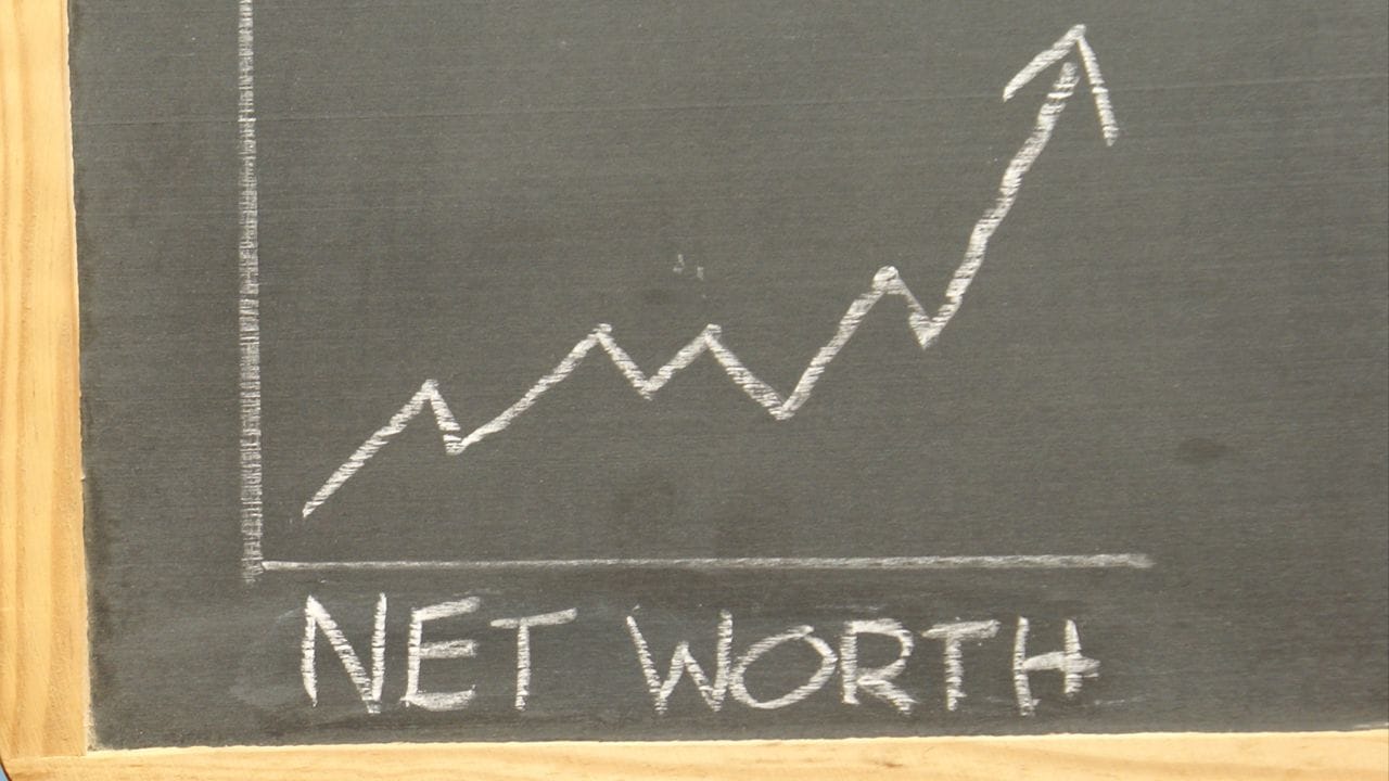 ટોચના 10 અબજોપતિઓમાં, માઈકલ ડેલ 5.19 બિલિયન ડોલરના ઉછાળા સાથે સાતમા સ્થાને પહોંચી ગયા છે. તેમની નેટવર્થ હવે 170 બિલિયન ડોલર સુધી પહોંચી ગઈ છે. જેનશેંગ હુઆંગ 164 બિલિયન ડોલરની નેટવર્થ સાથે 8મા સ્થાને છે. બર્નાર્ડ આર્નોલ્ટ 164 બિલિયન ડોલર સાથે 9મા સ્થાને છે, અને જીમ વોલ્ટન 150 બિલિયન ડોલર સાથે 10મા સ્થાને છે.