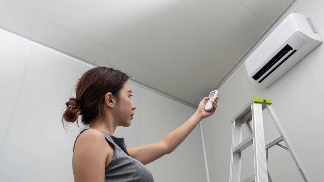 ફક્ત વીજળીનો પ્રશ્ન નથી, પરંતુ આ આદત કોમ્પ્રેસર માટે જોખમી પણ બની શકે છે. વારંવાર ચાલુ-બંધ થવાથી કોમ્પ્રેસર પર દબાણ વધે છે અને તે ઓવરહિટ થઈ શકે છે. લાંબા ગાળે આ કારણે કોમ્પ્રેસર બળી શકે છે, જેને બદલવું ખર્ચાળ હોય છે.