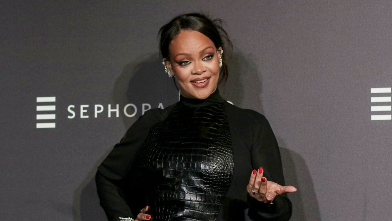 રિપોર્ટ મુજબ 11,600 કરોડ રૂપિયાની કુલ સંપત્તિ ધરાવતી રિહાનાએ ખુબ જ લક્ઝરી લાઈફ સ્ટાઈલ જીવે છે. એશિયાના સૌથી ધનિક વ્યક્તિ મુકેશ અંબાણીના નાના પુત્ર અનંત અંબાણી અને રાધિકા મર્ચન્ટના પ્રી વેડિંગ ફંક્શનમાં પરફોર્મ કરવા માટે આમંત્રણ આપવામાં આવ્યું હતું.જેના માટે તેમણે 74 કરોડ રુપિયા લીધા હતા.