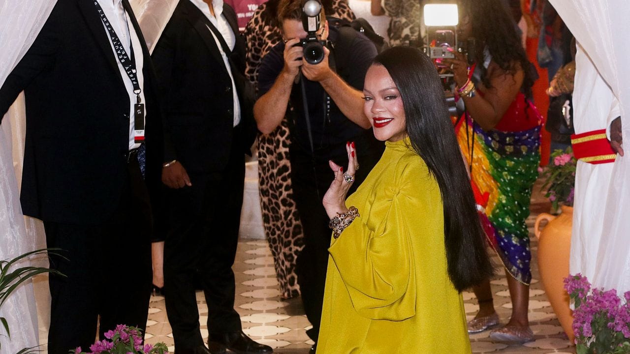 રિહાનાને ડાયમંડ ખુબ પસંદ છે. તેના અનેક ડ્રેસમાં મોંઘા રિયલ ડાયમંડ હોય છે. રિહાનાની Adam Selman દ્વારા ડિઝાઈન કરવામાં આવેલી ક્રિસ્ટલ ડ્રેસ ખુબ ચર્ચામાં રહી હતી. તેની કિંમત અંદાજે 2 કરોડ હતી.