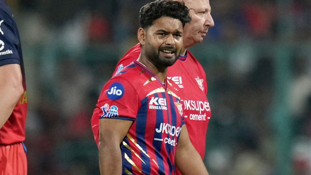 લખનૌ સુપર જાયન્ટ્સનો કેપ્ટન રિષભ પંત, જે IPL ઈતિહાસનો સૌથી મોંઘો ખેલાડી છે, તેણે પણ પોતાની બેટિંગથી નિરાશ કર્યા છે. રિષભ છ મેચોમાં છ ઇનિંગમાં ફક્ત 147 રન બનાવવામાં સફળ રહ્યો છે, જેમાં SRH સામે અણનમ 68 રનનો સમાવેશ થાય છે. તે ઉપરાંત, પંત બાકીની પાંચ ઇનિંગમાં નિષ્ફળ રહ્યો છે. LSG છ મેચમાંથી બે જીત અને ચાર હાર સાથે પોઈન્ટ ટેબલમાં નવમા ક્રમે છે.