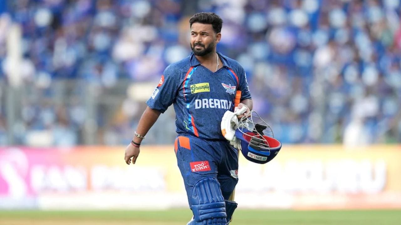 સ્વાતીએ વધુમાં સમજાવ્યું કે તેમણે અકસ્માત પછી પંતના સ્વસ્થ થવામાં મદદ કરવા માટે આ પરંપરાગત આયુર્વેદિક વાનગી જાણી જોઈને પસંદ કરી હતી. તે બળતરા ઘટાડવા, શક્તિ વધારવા અને પાચન સ્વાસ્થ્ય સુધારવામાં ખૂબ અસરકારક સાબિત થાય છે. તેથી, ખીચડી ને ક્યારેય ઓછી ના આંકની જોઈએ. ખીચડી - જેને ઘણીવાર "બીમાર વ્યક્તિનો ખોરાક" તરીકે ઓળખવામાં આવે છે - તે તમારા સ્વાસ્થ્ય પર ઊંડી અસર કરે છે.  (ફોટો ક્રેડિટ-Revsportz)