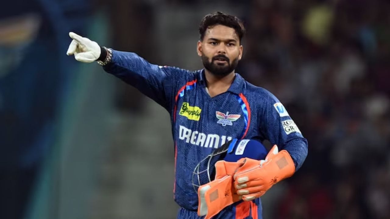 IPLની લખનઉં સુપર જાયન્ટના કેપ્ટન ઋષભ પંતને 2022માં કાર એક્સિડેન્ટમાં ગંભીર ઈજા થઈ હતી. ઈજાને કારણે તે લાંબો સમય બેડ રેસ્ટ પર રહ્યો અને ક્રિકેટ મેદાનથી પણ દૂર રહ્યો હતો. જોકે એક્સિડન્ટ બાદ પંતને ઘણી ઝડપથી રિકવરી મેળવી લીધી અને ફરી પાછો મેદાન પર ઉતરી આવ્યો. હવે તે IPLની લખનઉં સુપર જાયન્ટ ટીમથી રમી રહ્યો છે ત્યારે પંતે ઝડપથી રિકવી મેળવવા તેના આહારમાં શું સામેલ કર્યું ચાલો જાણીએ. (ફોટો ક્રેડિટ-Revsportz)