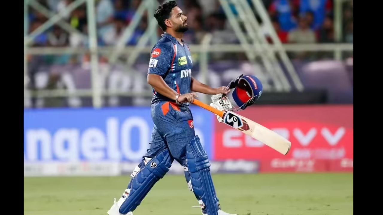 સ્વાતિએ સમજાવ્યું કે ખીચડી એ ઋષભ પંતના સ્વસ્થ થવામાં ખૂબ જ મહત્વપૂર્ણ ભૂમિકા ભજવી હતી. નોંધપાત્ર રીતે, સ્વાતિએ પંતના વ્યક્તિગત પોષણશાસ્ત્રી તરીકે સેવા આપે છે, આ હકીકત તેમણે તેમના વીડિયો પોસ્ટમાં પણ પ્રકાશિત કરી હતી. તેમણે સમજાવ્યું કે ખીચડી તેમના શરીરમાં ઊંડા, કુદરતી ઉપચાર પ્રક્રિયાને સરળ બનાવે છે. નિષ્ણાતોના મતે, આઘાત, બળતરા અથવા ઈજાના સમયે, શરીરને આહાર જટિલતાની જરૂર નથી; તેના બદલે, તેને સલામતી અને સંતુલનની જરૂર છે.  (ફોટો ક્રેડિટ-Revsportz)