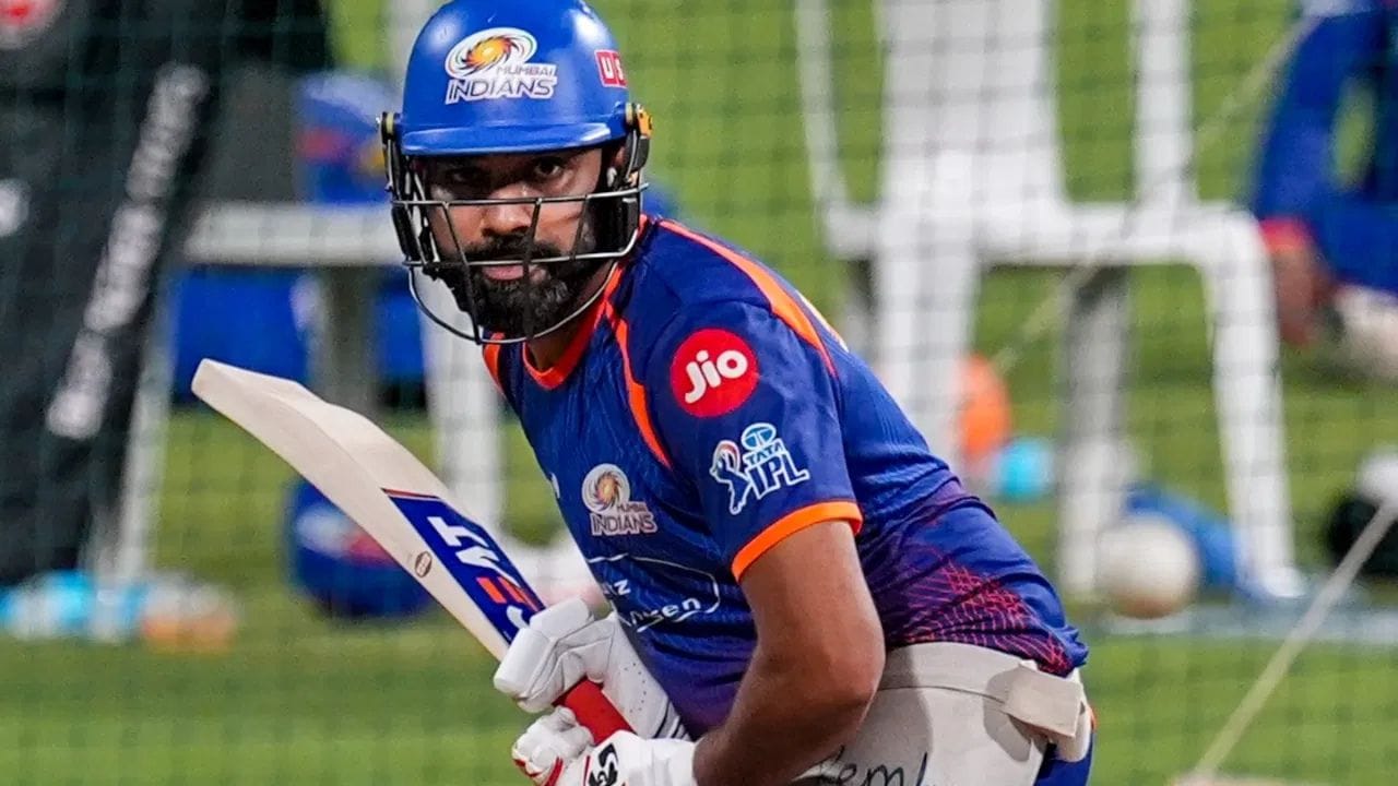 ટીમ પહેલાથી જ સાતમાંથી પાંચ મેચ હારી ચૂકી છે, જેના કારણે તેમના માટે પ્લેઓફમાં પહોંચવું મુશ્કેલ બન્યું છે. રોહિતે અત્યાર સુધી ચાર મેચમાં 45.66 ની સરેરાશથી 137 રન બનાવ્યા છે.