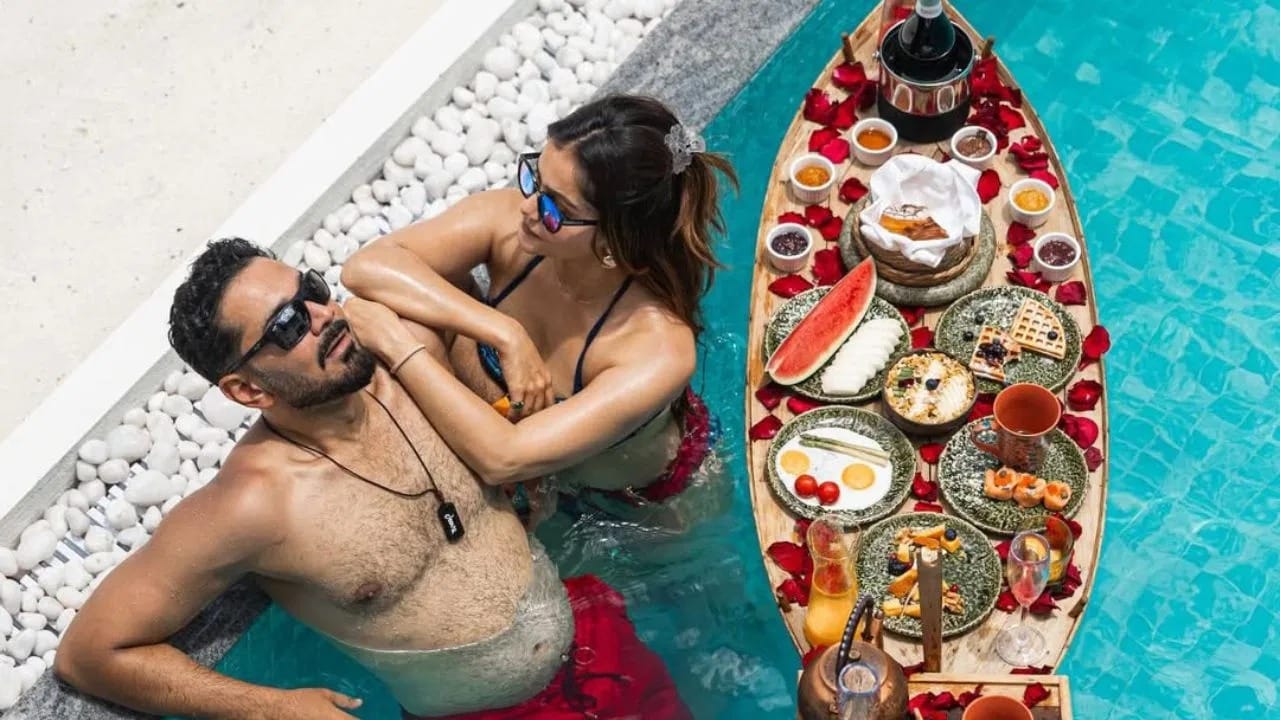 ખાસ કરીને તેની બિકીની લુક સોશિયલ મીડિયા પર ચર્ચાનો વિષય બની ગયો છે. બ્લેક સનગ્લાસ સાથે તેનો ગ્લેમરસ અંદાજ ફેન્સને ખૂબ પસંદ આવી રહ્યો છે.