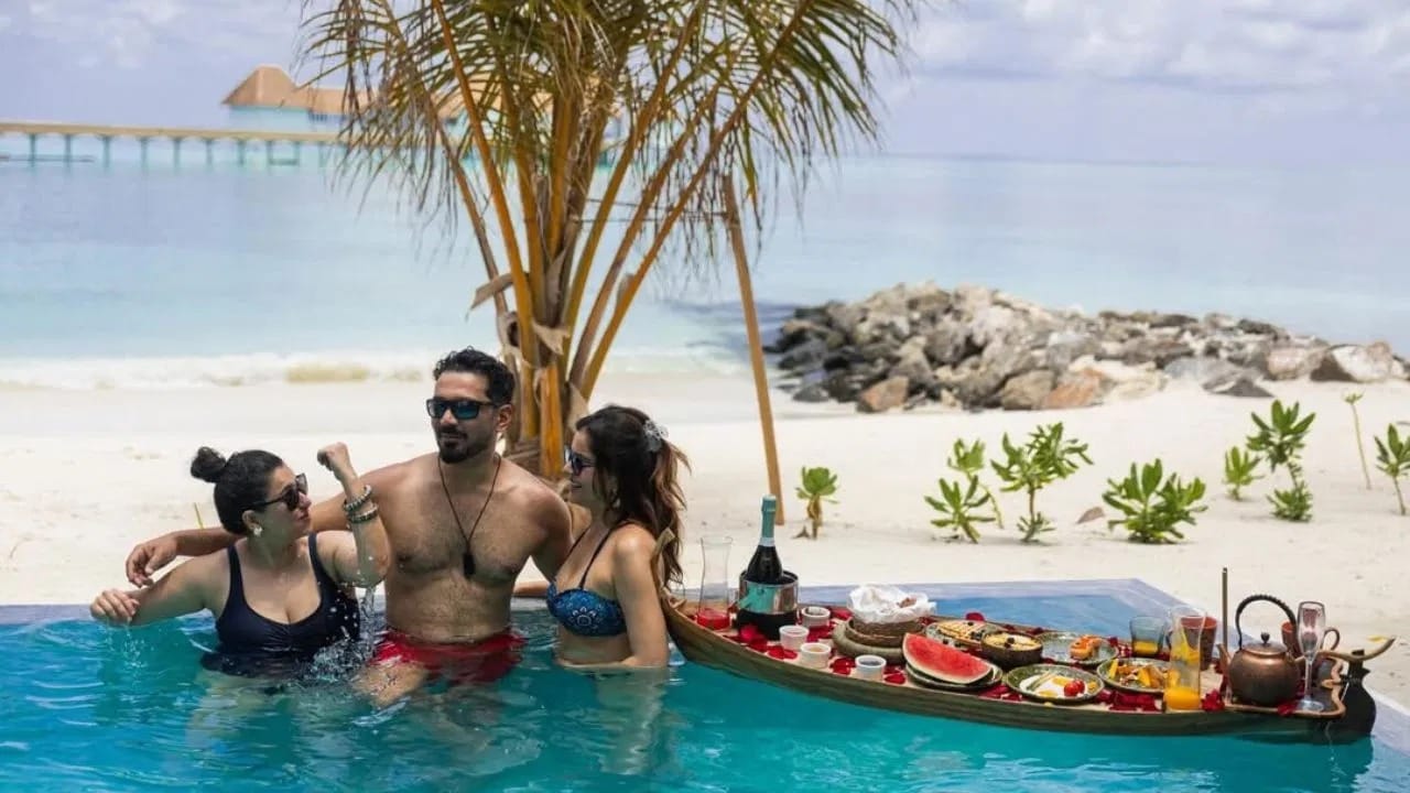 કેટલીક તસવીરોમાં તે પોતાના મિત્રો સાથે પણ પૂલમાં મજા માણતી જોવા મળે છે. આ દરેક પળોમાં પરિવાર સાથેનો તેનો જોડાણ સ્પષ્ટ દેખાય છે. રૂબીનાએ પોતાના વ્યસ્ત શેડ્યૂલમાંથી સમય કાઢીને પરિવાર સાથે ક્વોલિટી ટાઈમ પસાર કરવાનો નિર્ણય લીધો છે, જે તેની પોસ્ટ્સમાં સ્પષ્ટ દેખાય છે.