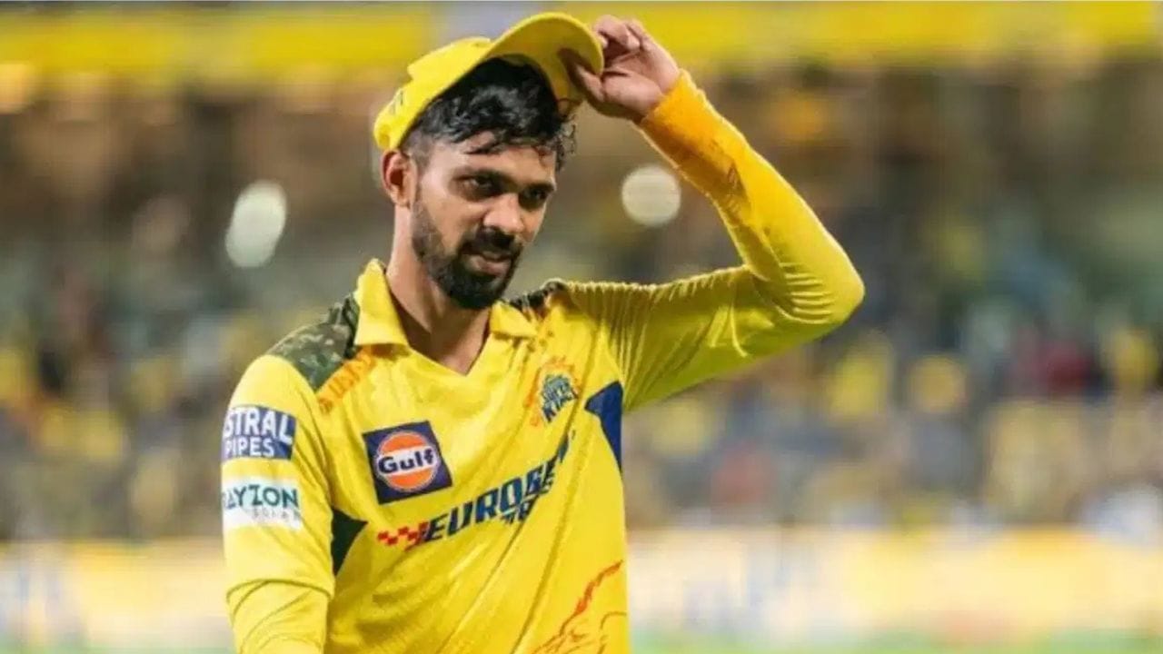 IPL 2026 ચેન્નાઈ સુપર કિંગ્સના કેપ્ટન ઋતુરાજ ગાયકવાડ માટે નિરાશાજનક સિઝન સાબિત થઈ છે. ગાયકવાડ છ ઇનિંગ્સમાં 13.66 ની સરેરાશથી માત્ર 82 રન જ બનાવી શક્યો છે. તેની સતત નિષ્ફળતાઓએ ટીમની ખરાબ શરૂઆતમાં મોટી ભૂમિકા ભજવી છે. CSK હાલમાં છ મેચમાંથી બે જીત અને ચાર હાર સાથે પોઈન્ટ ટેબલમાં આઠમા ક્રમે છે.