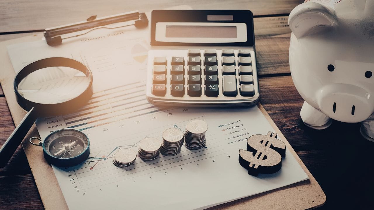 તાજેતરમાં 15-15-15 SIP ફોર્મ્યુલા રોકાણકારોમાં ખૂબ લોકપ્રિય બની રહ્યો છે. આ ફોર્મ્યુલા સરળ છે અને લાંબા ગાળે સંપત્તિ બનાવવાની શક્તિ સમજાવવામાં મદદ કરે છે. આ મુજબ, જો તમે દર મહિને ₹15,000નું રોકાણ કરો, 15 વર્ષ સુધી ચાલુ રાખો અને સરેરાશ 15% વાર્ષિક વળતર મેળવો, તો તમે આશરે ₹1 કરોડનું ભંડોળ બનાવી શકો છો.