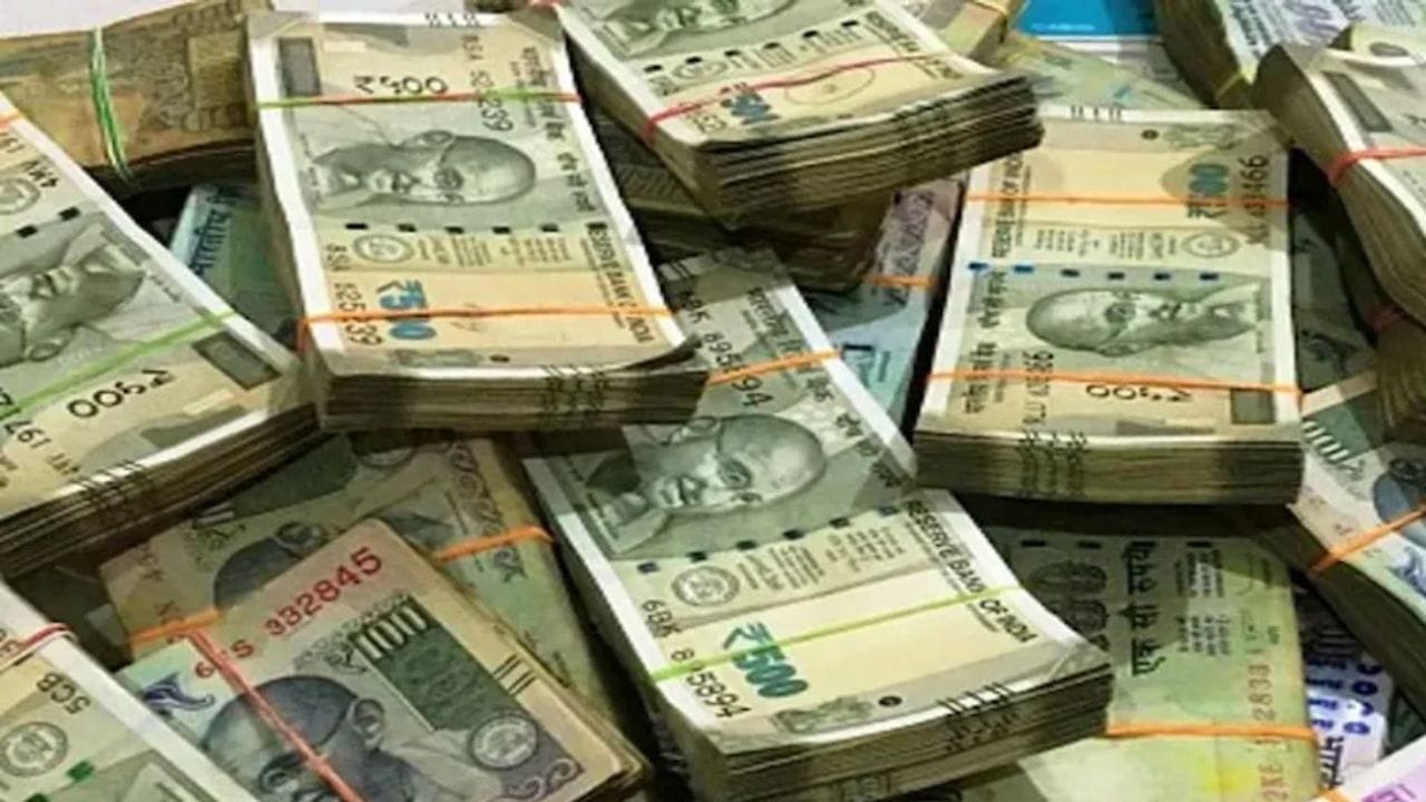 બીજું મહત્વનું તત્વ છે નિયમિતતા. SIP ચાલુ રાખવું ખૂબ જરૂરી છે. ઘણા રોકાણકારો બજારમાં મંદી આવે ત્યારે રોકાણ બંધ કરી દે છે, પરંતુ હકીકતમાં એ સમય વધુ ફાયદાકારક હોઈ શકે છે. ઓછા ભાવમાં વધુ યુનિટ્સ મળવાથી લાંબા ગાળે સારું વળતર મળી શકે છે.