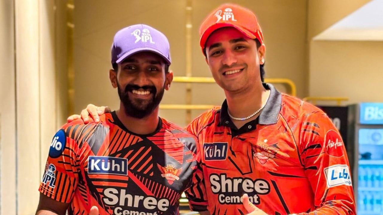 બુધવારે રાત્રે હૈદરાબાદે મુંબઈ ઈન્ડિયન્સને તેમના હોમ ગ્રાઉન્ડ વાનખેડે સ્ટેડિયમ પર રેકોર્ડ 244 રનનો પીછો કરી હરાવ્યું હતું. મલિંગાએ 4 ઓવરમાં 29 રન આપીને 1 વિકેટ લીધી હતી. આ સિઝનમાં 15 વિકેટ સાથે તે હાલમાં પર્પલ કેપ રેસમાં સૌથી આગળ છે. (PC:PTI/X/SRH)