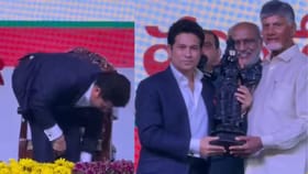 VIDEO: ભગવાનની મૂર્તિને સ્પર્શતા પહેલા જૂતા ઉતાર્યા, સચિનને જીત્યા દિલ