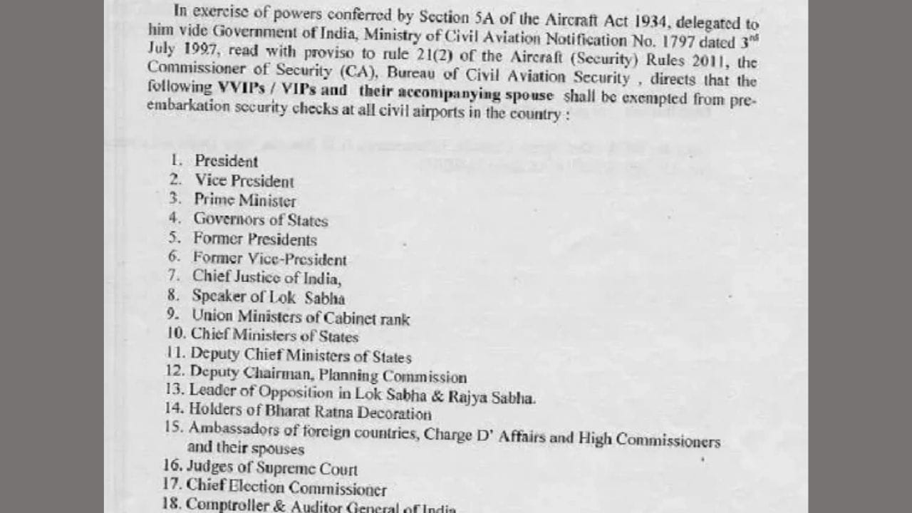 નાગરિક ઉડ્ડયન સુરક્ષા બ્યુરોના નિયમો અનુસાર, દેશમાં રાષ્ટ્રપતિ, ઉપરાષ્ટ્રપતિ અને વડા પ્રધાન સહિત લગભગ 33 કેટેગરીના વ્યક્તિઓને સુરક્ષા તપાસમાંથી મુક્તિ આપવામાં આવી છે. આ યાદીમાં ભારત રત્ન વિજેતાઓનો સમાવેશ થાય છે. 2011 અને 2015ની સરકાર દ્વારા જાહેર કરાયેલ યાદીઓમાં પણ આવા વિશેષાધિકારોનો ઉલ્લેખ કરવામાં આવ્યો છે.