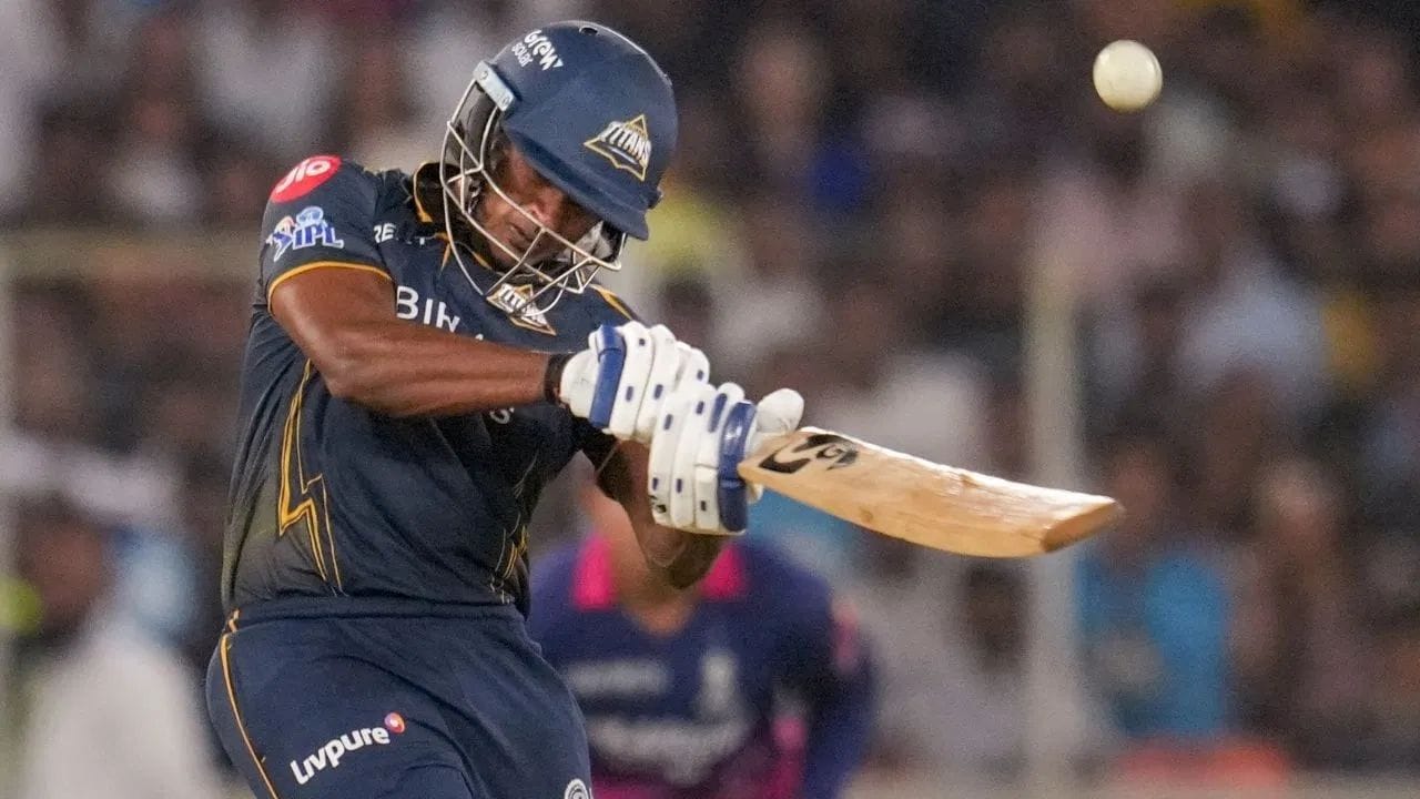 211 રનના મોટા લક્ષ્યનો પીછો કરતા સાઈ સુદર્શને માત્ર 44 બોલમાં 73 રનની ધમાકેદાર ઇનિંગ રમી. તેની ઇનિંગમાં 9 ચોગ્ગા અને 3 છગ્ગાનો સમાવેશ થયો હતો. તેણે 165.90ના પ્રભાવશાળી સ્ટ્રાઈક રેટ સાથે બેટિંગ કરીને ટીમને મજબૂત સ્થિતિમાં પહોંચાડી.