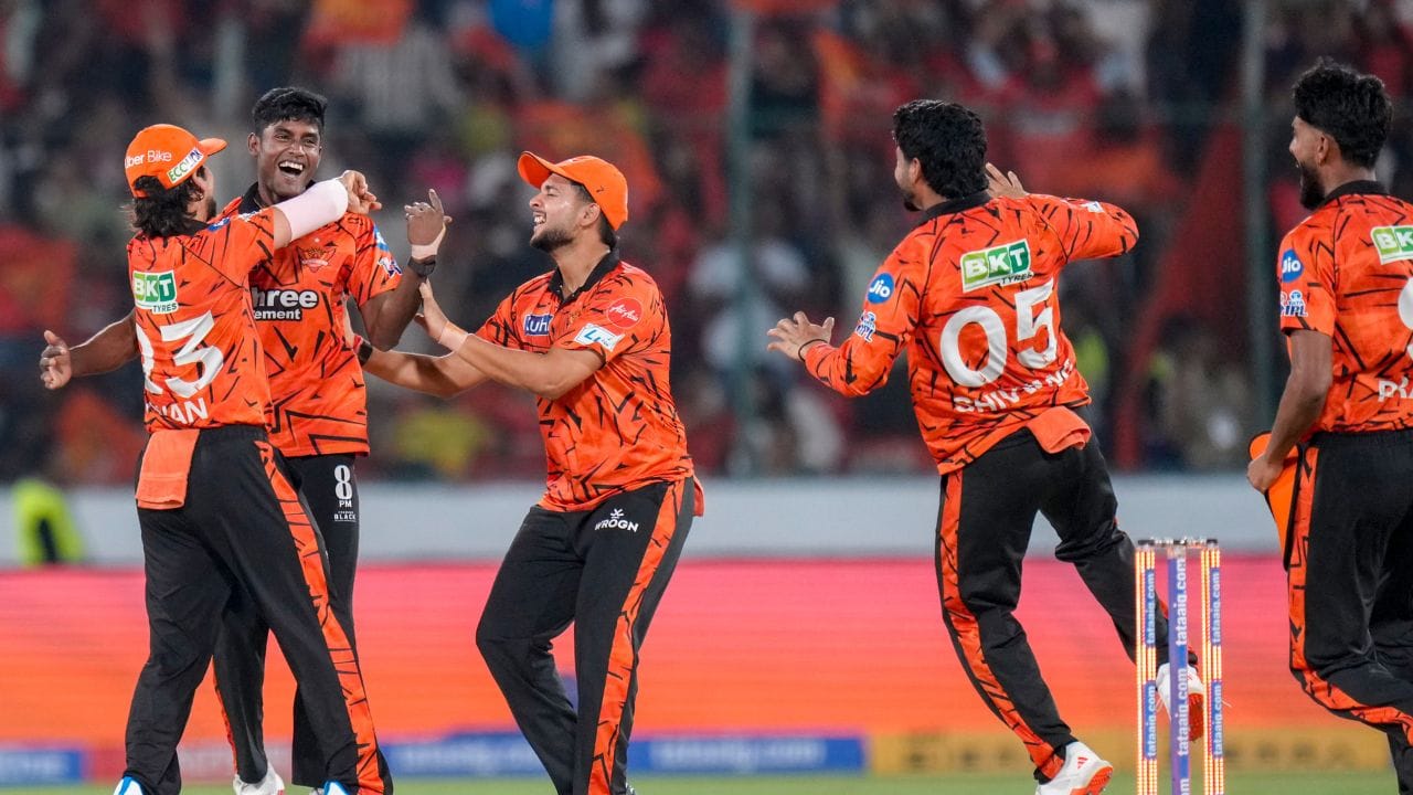 સાકિબ હુસૈને આઈપીએલ 2026માં પોતાની પહેલી જ મેચમાં શાનદાર પ્રદર્શન કરી 4 વિકેટ લીધી હતી. આ ખેલાડીએ આઈપીએલ સુધી પહોંચવામાં ખુબ સંધર્ષ કર્યો છે. તો ચાલો આજે તેની સંધર્ષ સ્ટોરી અને પરિવાર વિશે જાણીએ.