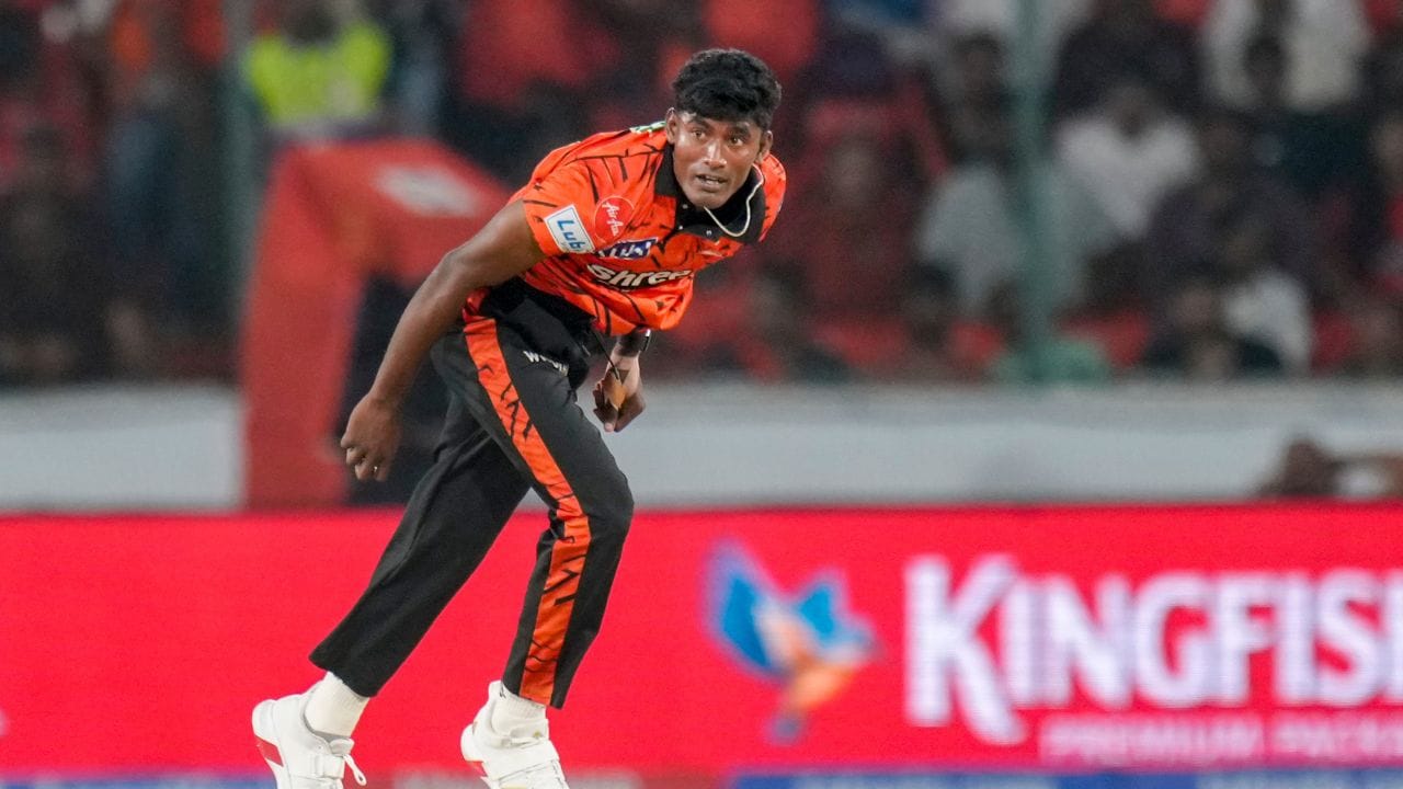  સાકિબ હુસૈનની બોલિંગના આજે દુનિયાભરમાં વખાણ થઈ રહ્યા છે. આવનારા સમયમાં તે એક મોટો ખેલાડી સાબિત થશે. પરંતુ શું તમે જાણો છે કે, આ ખેલાડીએ પોતાના જીવનમાં કેટલો સંધર્ષ કર્યો છે. 