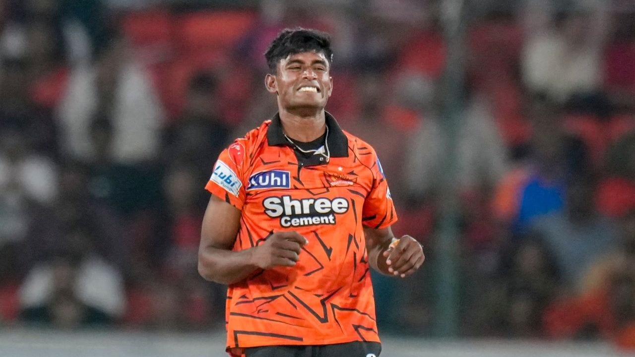 સાકિબ હુસૈનના પિતા ખેડૂત છે. સાકિબ પહેલા આર્મીમાં જવા માંગતો હતો. ઘરેણા વેંચી માતાએ દીકરાને શૂઝ લઈ દીધા હતા. પિતાએ કહ્યું આઈપીએલ ઓક્શન ટીવી નહી પરંતુ મોબાઈલમાં જોતા હતા.