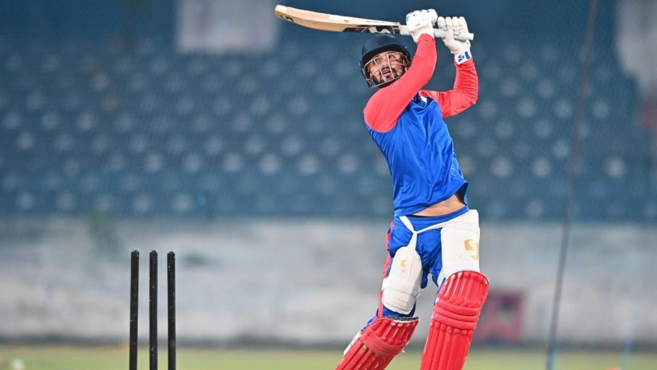 લખનૌના એકાના સ્ટેડિયમમાં દિલ્હીના યુવા બેટ્સમેન સમીર રિઝવીએ શાનદાર પ્રદર્શન કર્યું હતું, 37 બોલમાં અડધી સદી ફટકારી. આ અડધી સદી મુશ્કેલ સમયમાં આવી હતી. આજે આપણે સમીર રિઝવીના પરિવાર અને પર્સનલ લાઈફ વિશે જાણો.