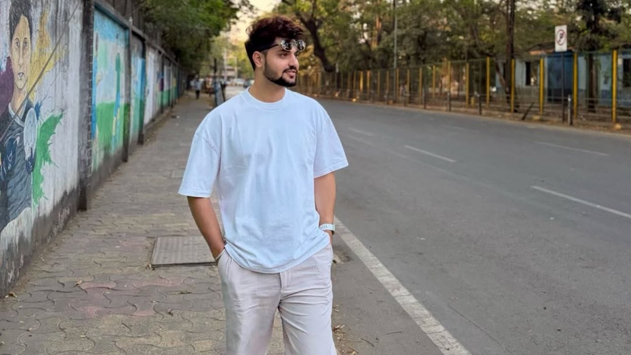 રૈના જેવી રમવાની સ્ટાઈલને કારણે સોશિયલ મીડિયા પર તેમને જમણા હાથના સુરેશ રૈના તરીકે ઉપનામ આપવામાં આવે છે. રિઝવીએ અગિયાર વર્ષની ઉંમરે ક્રિકેટ રમવાનું શરૂ કર્યું હતુ,