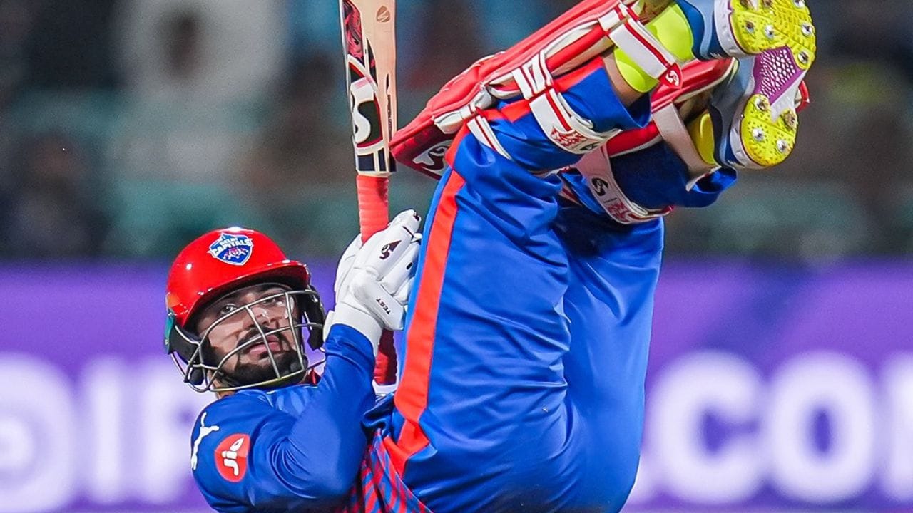 સમીરને અભ્યાસ પર ધ્યાન કેન્દ્રિત કરવાથી વિચલિત કરવા બદલ અખ્તરને સમીરના પિતાના ગુસ્સાનો પણ સામનો કરવો પડ્યો હતો. 2011માં ઉત્તર પ્રદેશ અને સૌરાષ્ટ્ર વચ્ચેની રણજી ટ્રોફી મેચમાં રિઝવીએ ઉત્તર પ્રદેશના કેપ્ટન સુરેશ રૈનાનું ધ્યાન ખેંચ્યું હતુ,