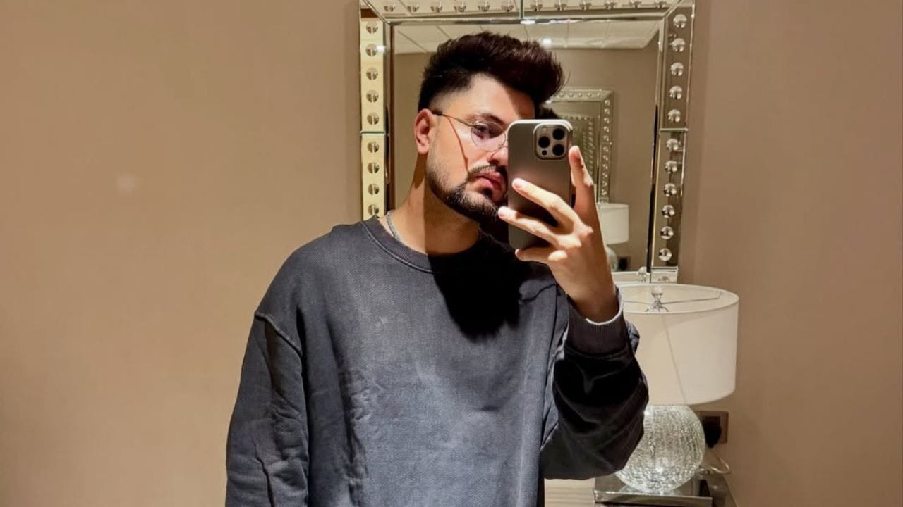 રિઝવી અંડર-16 સ્તર સુધી બેટિંગ ઓપનિંગ કરતો હતો, પરંતુ સ્પિન બોલિંગ સામે બેટિંગની તેની રમત જોયા પછી તેના એક કોચ દ્વારા તેને મિડલ ઓર્ડરમાં બેટિંગ કરવા માટે મનાવવામાં આવ્યો.