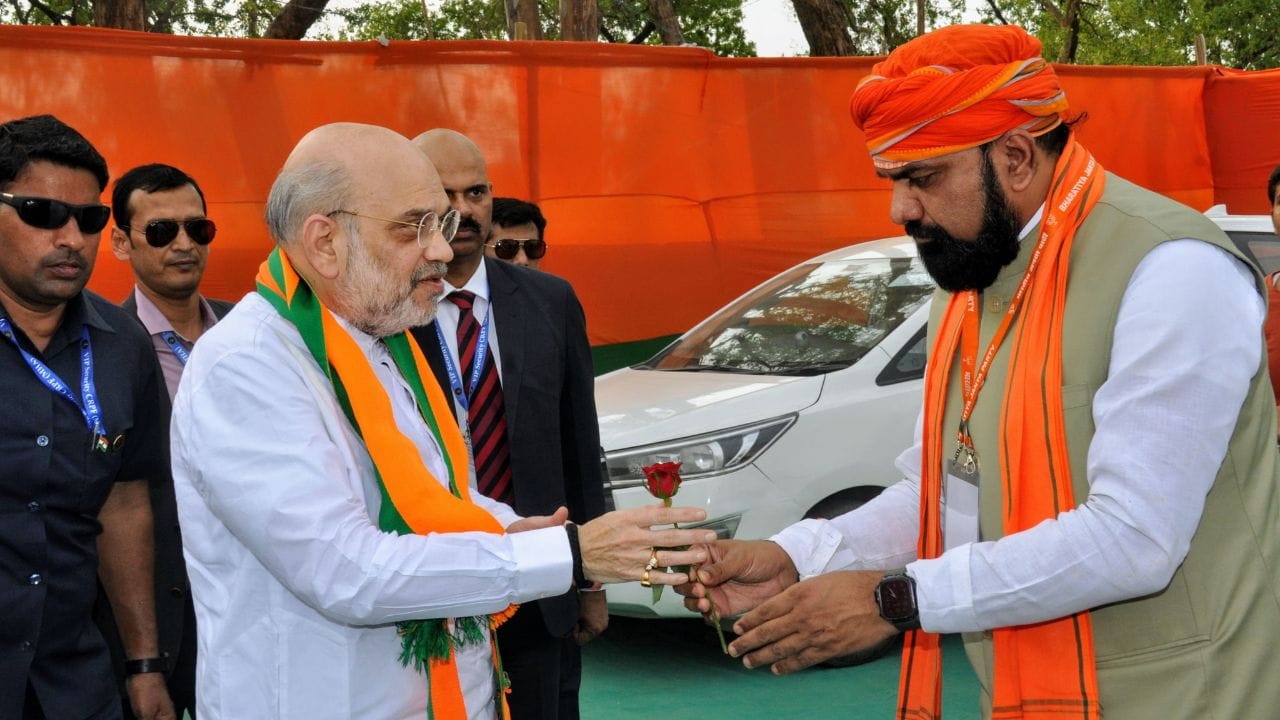 સમ્રાટ ચૌધરીનો જન્મ 16 નવેમ્બર 1968માં થયો છે. જેમને તેમના રાકેશ કુમાર તરીકે પણ ઓળખવામાં આવે છે,એક ભારતીય રાજકારણી છે, જે હાલમાં બિહારના મુખ્યમંત્રી બન્યા છે.સમ્રાટ ચૌધરી બહિરાના નાયબ મુખ્ય મંત્રી અને ગૃહમંત્રી રહી ચૂક્યા છે.