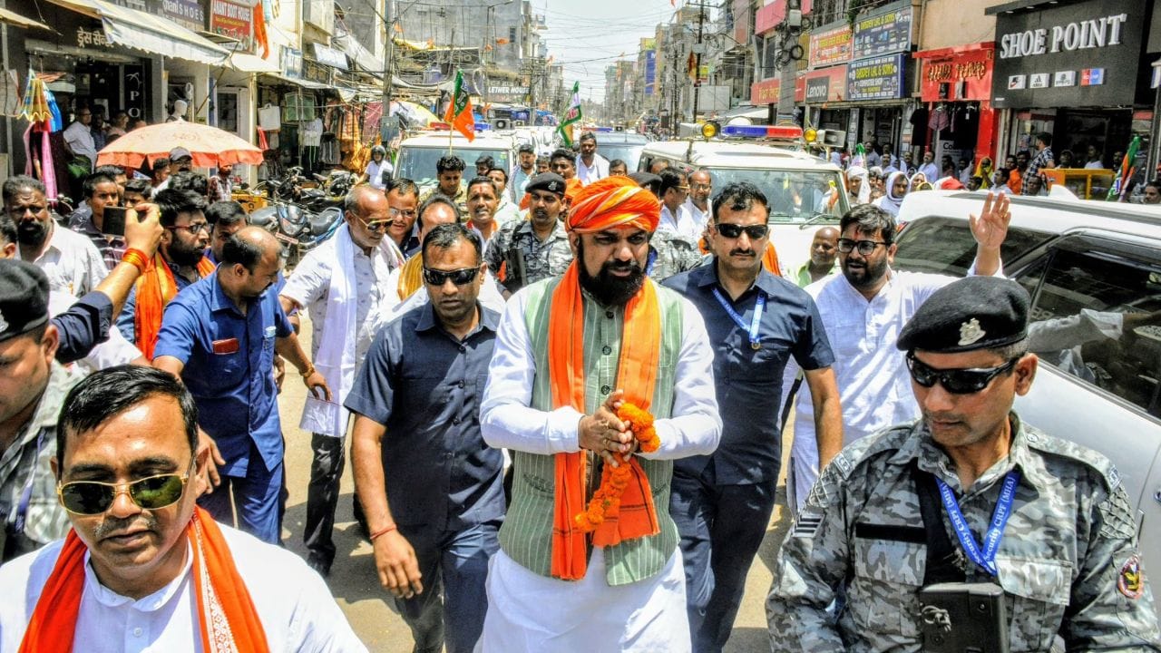 2014માં સમ્રાટે તેર ધારાસભ્યોને પાર્ટીના વિભાજીત જૂથ તરીકે છોડીને રાષ્ટ્રીય જનતા દળમાં વિભાજનની યોજના બનાવી, બાદમાં ભાજપમાં જોડાયા.2022માં, તેમને બિહાર વિધાનસભા પરિષદમાં વિરોધ પક્ષના નેતા તરીકે પસંદ કરવામાં આવ્યા હતા.