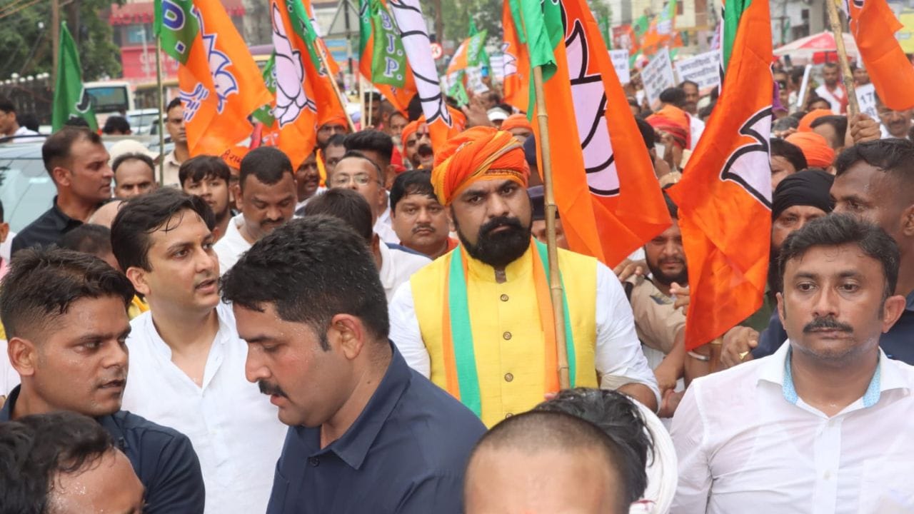 તેમનો જન્મ 16 નવેમ્બર 1968ના રોજ મુંગેરના લખનપુર ગામમાં થયો હતો. તેમની માતાનું નામ પાર્વતી દેવી અને પિતાનું નામ શકુની ચૌધરી છે. તેમનું પૈતૃક ગામ મુંગેર જિલ્લાના તારાપુર બ્લોકના લખનપુરમાં છે. 