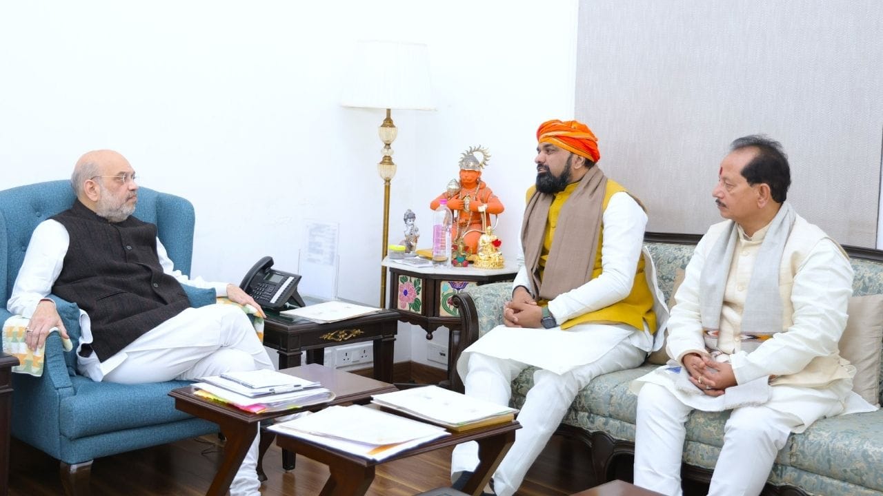 તેમનું મૂળભૂત શિક્ષણ પૂર્ણ કર્યા પછી, તેમણે મદુરાઈ કામરાજ યુનિવર્સિટીમાંથી ઉચ્ચ શિક્ષણ મેળવ્યું. તેમની શૈક્ષણિક લાયકાત જાહેર વિવાદનો વિષય બની ચૂકી છે.