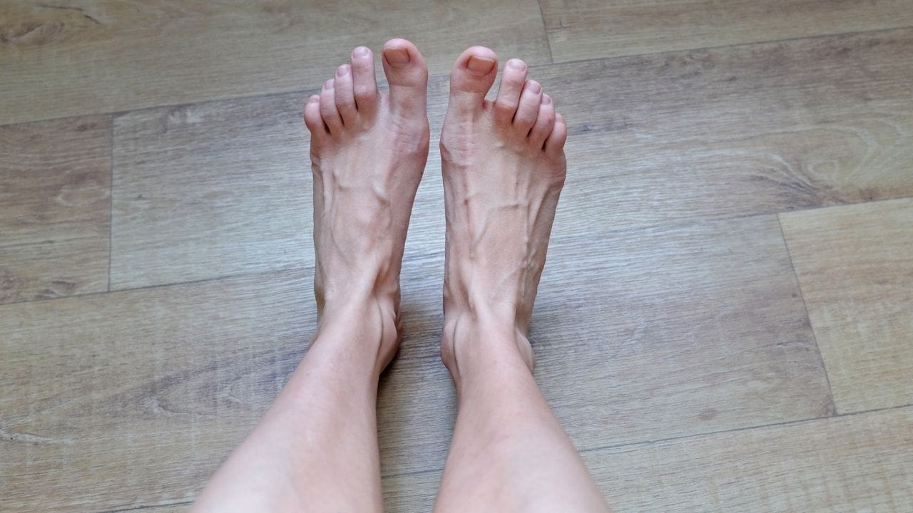 ઘણા લોકો પગના આકારને ખાસ મહત્વ આપતા નથી, પરંતુ સામુદ્રિક શાસ્ત્રમાં તે વ્યક્તિના સ્વભાવ અને સંબંધોની સમજ માટે ઉપયોગી માનવામાં આવે છે. અંગૂઠા અને પહેલી આંગળી વચ્ચેનું અંતર માત્ર વ્યક્તિગત સ્વભાવ જ નહીં, પરંતુ સંબંધોમાં તેના વર્તન વિશે પણ સૂચન આપે છે.