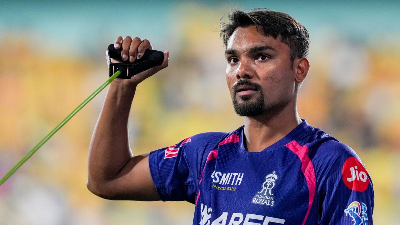 સંદીપ શર્માનો જન્મ 18 મે 1993ના રોજ થયો છે. તે એક ભારતીય ક્રિકેટર છે, જે IPL માં ચંદીગઢ અને રાજસ્થાન રોયલ્સ માટે ઘરેલુ ક્રિકેટ રમે છે. તે જમણા હાથનો મધ્યમ સ્પીડનો બોલર છે.