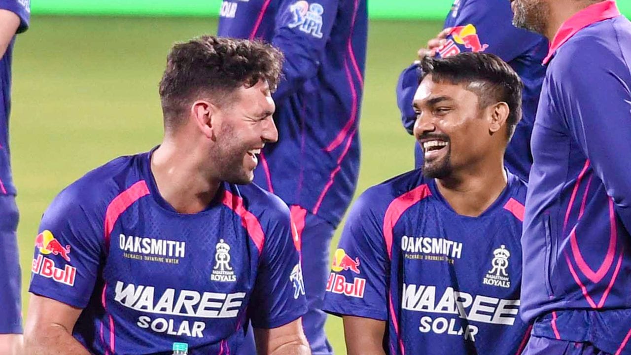 IPL ક્રિકેટર સંદીપ શર્માએ 2021માં તેની ગર્લફ્રેન્ડ તાશા સાત્વિક સાથે લગ્ન કર્યા, જે એક જ્વેલરી ડિઝાઇનર છે. 