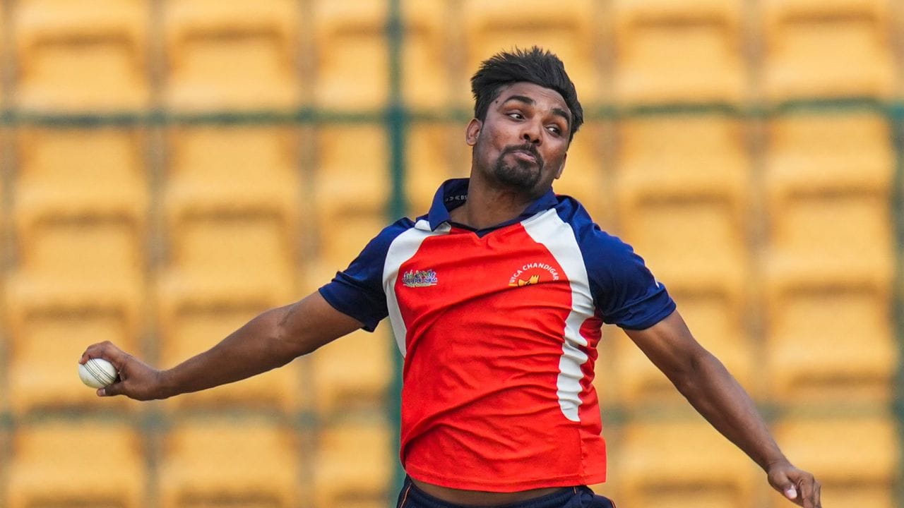 તેની બોલિંગ સ્ટાઈલની તુલના ઘણીવાર અન્ય ભૂતપૂર્વ ભારતીય બોલર પ્રવીણ કુમાર સાથે કરવામાં આવે છે. સંદીપ શર્માના પરિવાર વિશે વાત કરીએ.