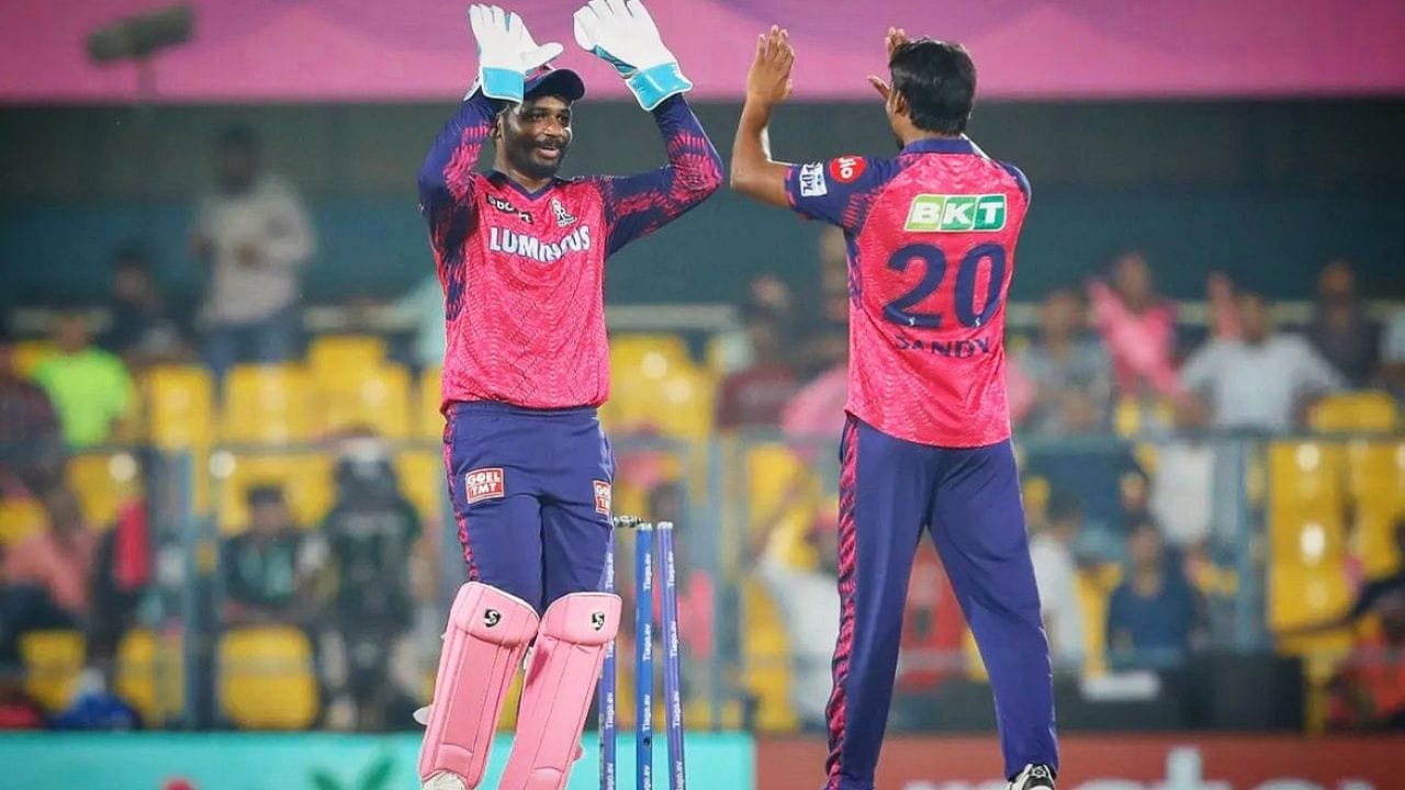  સંદીપે પટિયાલામાં પોતાની સ્કૂલ માટે બેટ્સમેન તરીકે કારકિર્દી શરૂ કરી હતી, પરંતુ તેના કોચ દ્વારા તેને સીમ બોલિંગ તરફ વળવા માટે મનાવવામાં આવ્યો હતો. 2012ના ICC અંડર-19 ક્રિકેટ વર્લ્ડ કપ ફાઇનલમાં યજમાન ઓસ્ટ્રેલિયા સામે ભારતની જીતમાં તેણે મોટી ભૂમિકા ભજવી હતી, જ્યાં ફાઇનલમાં તે બોલરોનો પસંદગીનો ખેલાડી હતો અને દસ ઓવરના સ્પેલમાં ચાર વિકેટ લીધી હતી, જેમાં બે મેડન 58 રન આપીને વિકેટ લીધી હતી. 