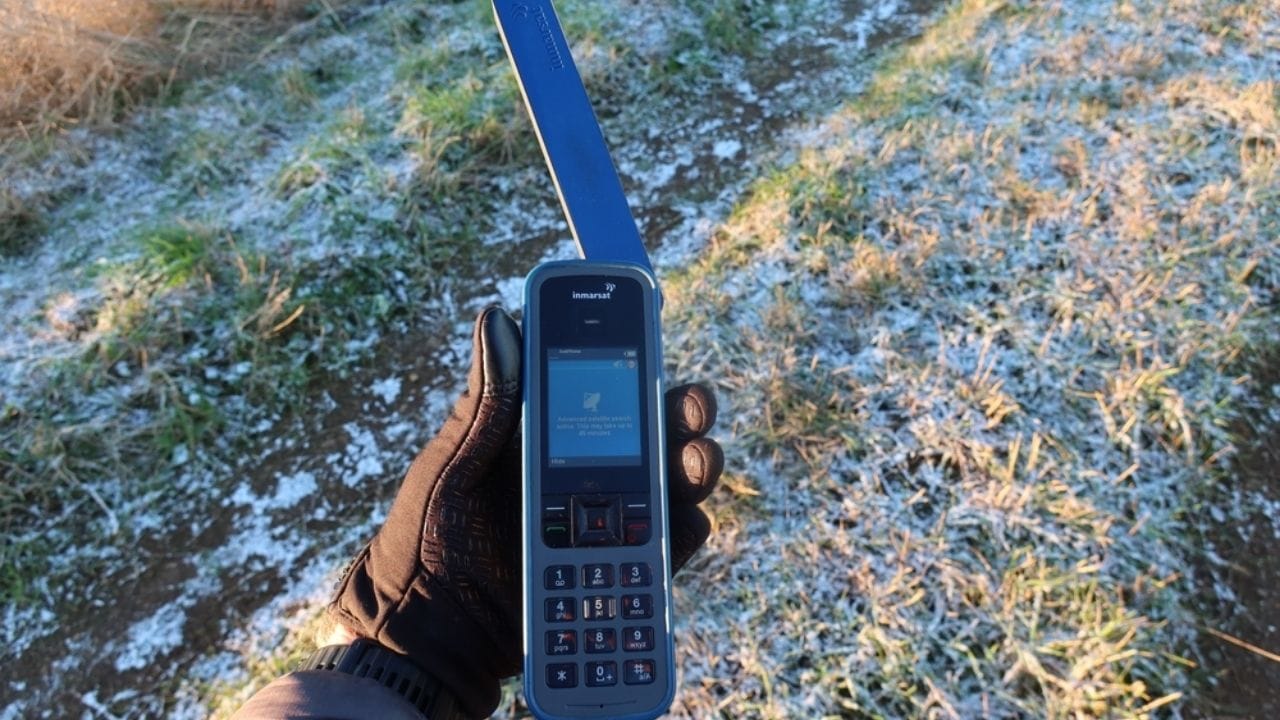 સેટેલાઇટ ફોન મૂળભૂત રીતે એવા ફોન છે, જે સીધા પૃથ્વીના પરિભ્રમણમાં રહેલા સેટેલાઇટ્સ સાથે કનેક્ટ થાય છે. દેખાવમાં તેઓ થોડા જૂના મોડલના મોબાઇલ જેવા લાગે છે. મોટી એન્ટેના, સીમિત બટનો અને નાની સ્ક્રીન સાથે. પરંતુ તેમનો મુખ્ય ફરક અંદર છુપાયેલ ટેકનોલોજીમાં છે.