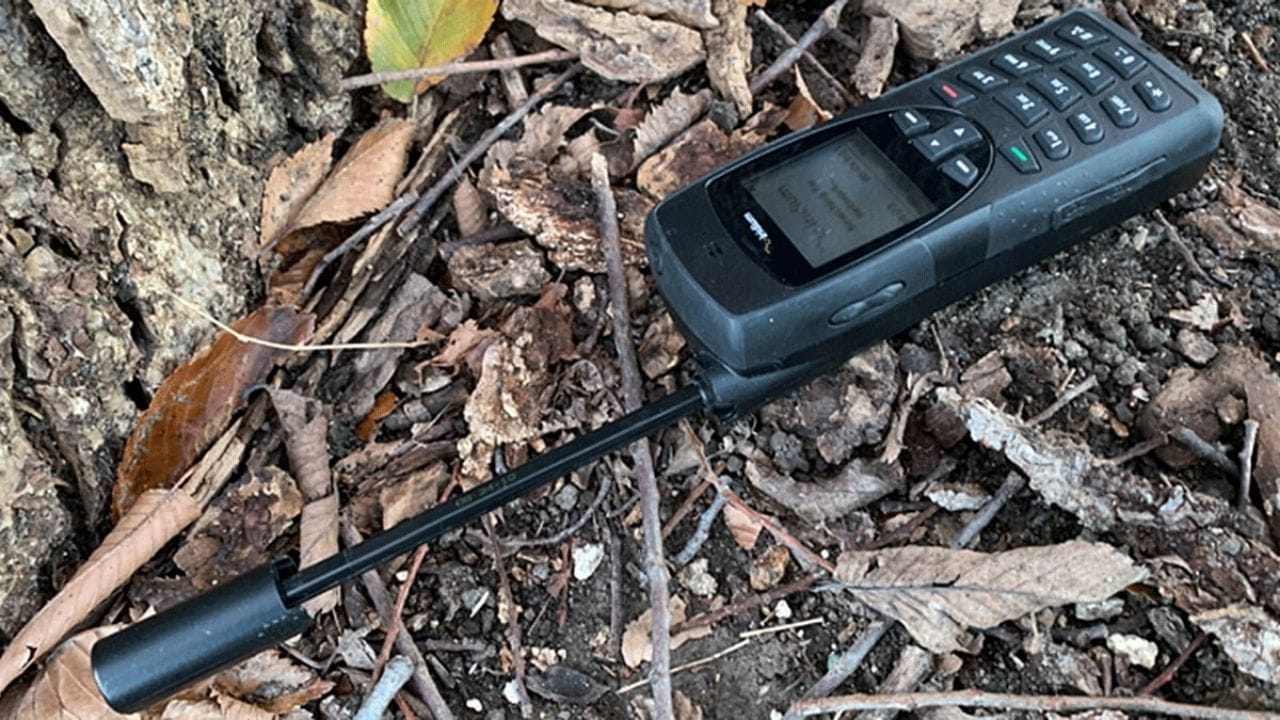 સામાન્ય મોબાઇલ ફોન કામ કરવા માટે નજીકના સેલ ટાવર પર આધાર રાખે છે. એટલે કે, જ્યાં નેટવર્ક કવરેજ ન હોય જેમ કે ઘન જંગલો, ઊંચા પર્વતો અથવા દરિયા વચ્ચે ત્યાં મોબાઇલ કામ કરતો નથી. તેના વિપરીત, સેટેલાઇટ ફોન માટે સેલ ટાવરની જરૂર પડતી નથી. તેઓ સીધા સેટેલાઇટ સાથે કનેક્ટ થઈને વૉઇસ કૉલ્સ અને ડેટા ટ્રાન્સફર કરે છે. આ કારણે, દુનિયાના લગભગ કોઈપણ ખૂણે સંપૂર્ણ નેટવર્ક વિનાના વિસ્તારમાં પણ તમે સંપર્કમાં રહી શકો છો.