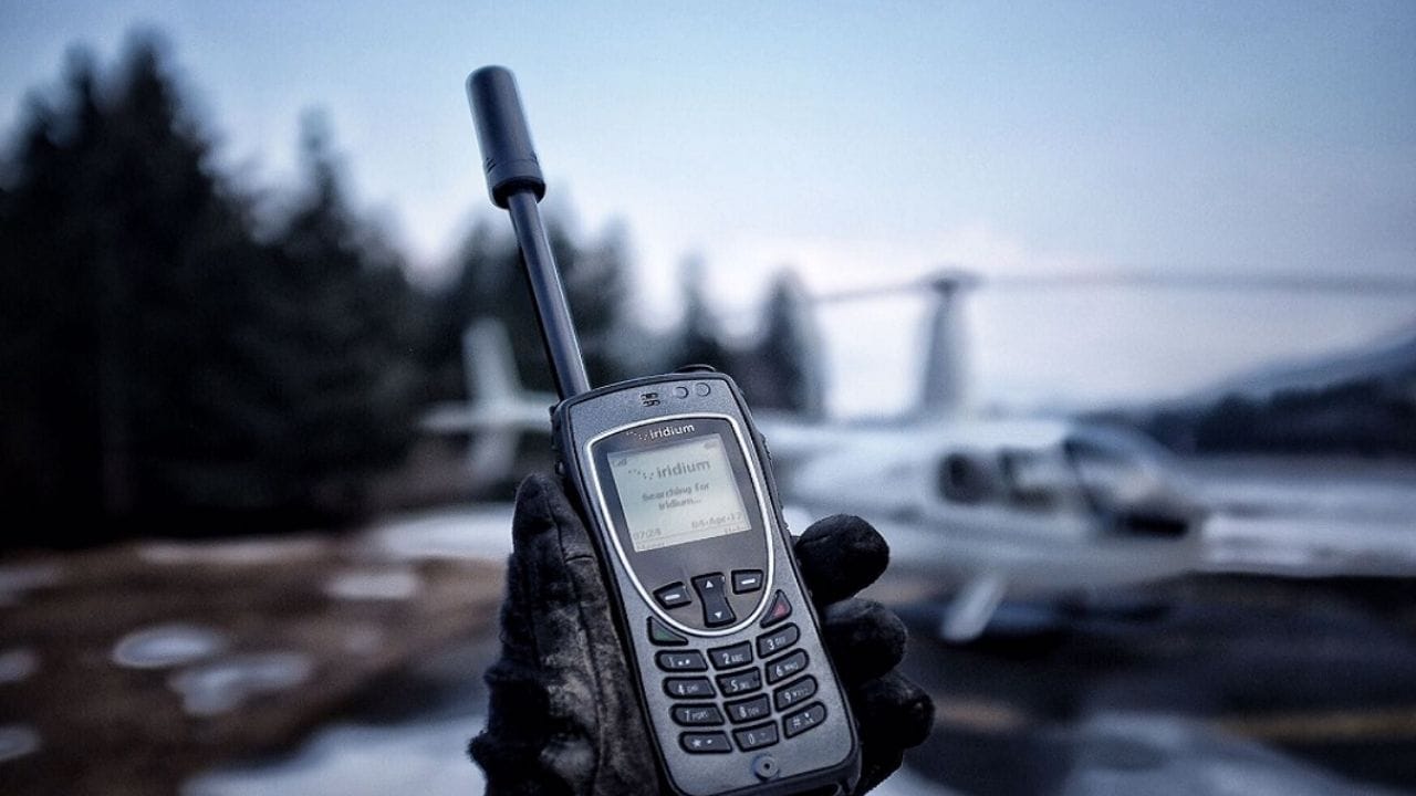 ભારતમાં યોગ્ય લાઇસન્સ વિના સેટેલાઇટ ફોન રાખવો કે તેનો ઉપયોગ કરવો ગેરકાયદેસર છે. આ માટે પહેલેથી સરકારી મંજૂરી લેવી ફરજિયાત છે. સુરક્ષા કારણોસર સરકાર આ નિયમોને ખૂબ ગંભીરતાથી અમલમાં મૂકે છે, કારણ કે આ ફોન પરંપરાગત ટેલિકોમ નેટવર્કને બાયપાસ કરે છે.