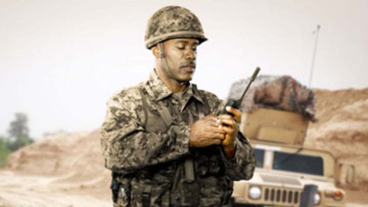 આ ખાસિયતને કારણે સેટેલાઇટ ફોનનો ઉપયોગ સામાન્ય લોકો કરતાં વધુ કરીને સેનામાં, રેસ્ક્યૂ ઓપરેશન્સમાં, જંગલ અથવા સમુદ્રમાં કામ કરતા લોકો દ્વારા થાય છે. પરંતુ આ જ કારણ છે કે ઘણા દેશોમાં, ખાસ કરીને ભારતમાં, તેના ઉપયોગ પર કડક નિયંત્રણ છે.