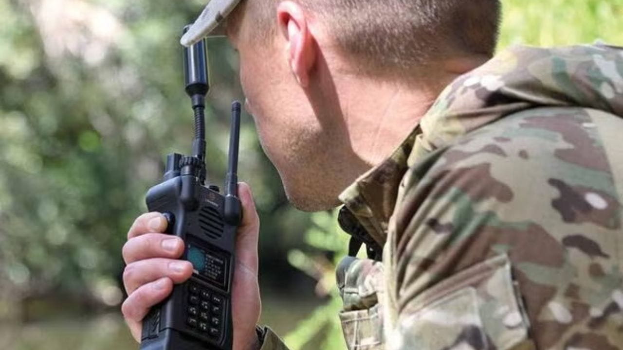 કિંમતની વાત કરીએ તો સેટેલાઇટ ફોન સામાન્ય મોબાઇલ કરતા ઘણા વધારે મોંઘા હોય છે. સામાન્ય રીતે તેમની કિંમત ₹2 લાખથી ₹2.5 લાખ વચ્ચે હોય છે. આ ઊંચી કિંમત પાછળનું મુખ્ય કારણ એ છે કે સેટેલાઇટ કનેક્ટિવિટી માટે જરૂરી ટેકનોલોજી અને ઈન્ફ્રાસ્ટ્રક્ચર બહુ જ ખર્ચાળ હોય છે.