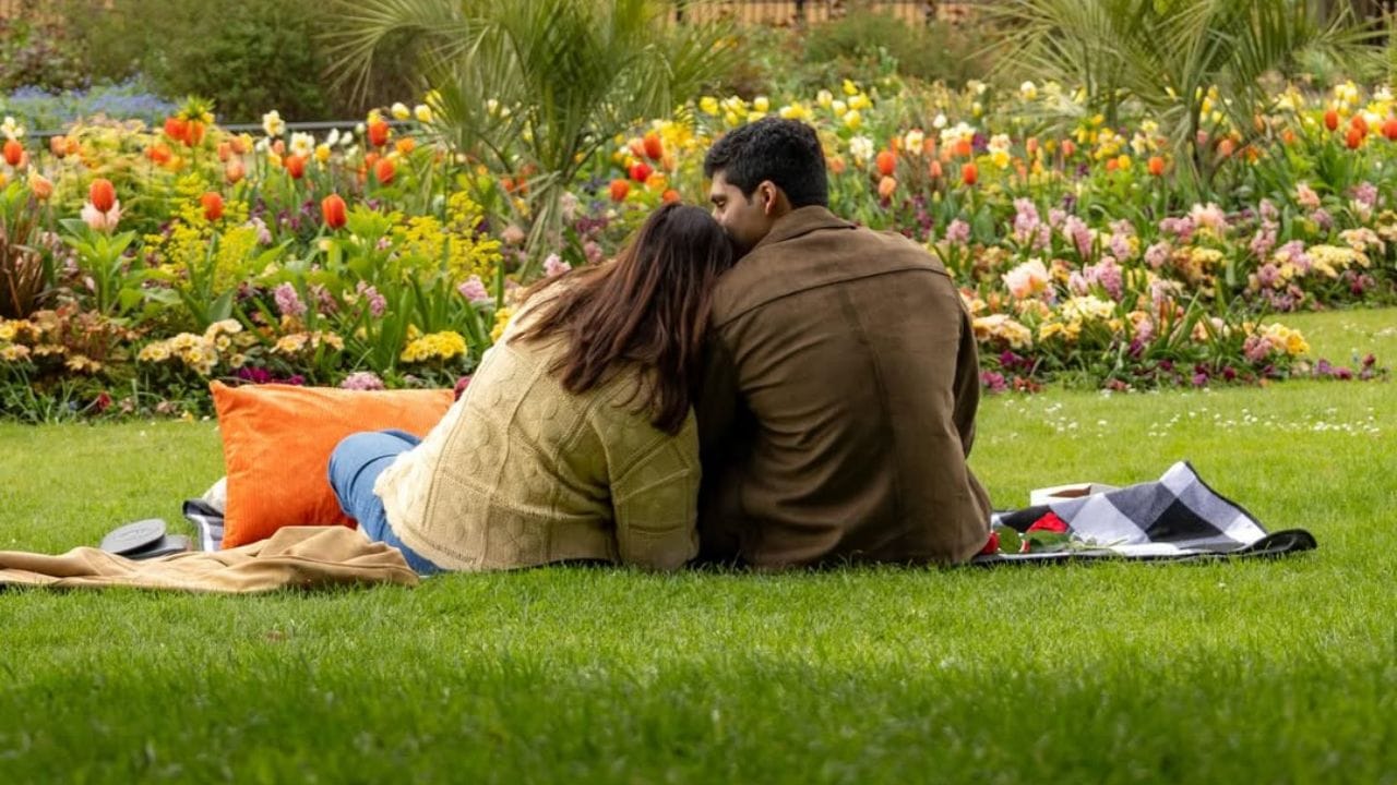 બોલિવુડ નિર્દેશક મહેશ ભટ્ટની દીકરી શાહીન ભટ્ટે પોતાના બોયફ્રેન્ડ ઈશાન સાથે સગાઈ કરી છે. જેના ફોટો સોશિયલ મીડિયા પર પોસ્ટ કરી ચાહકોને સરપ્રાઈઝ આપી છે. અનન્યા પાંડેથી લઈ અનેક સેલિબ્રિટી બંન્નેને શુભકામના પાઠવી રહ્યા છે.