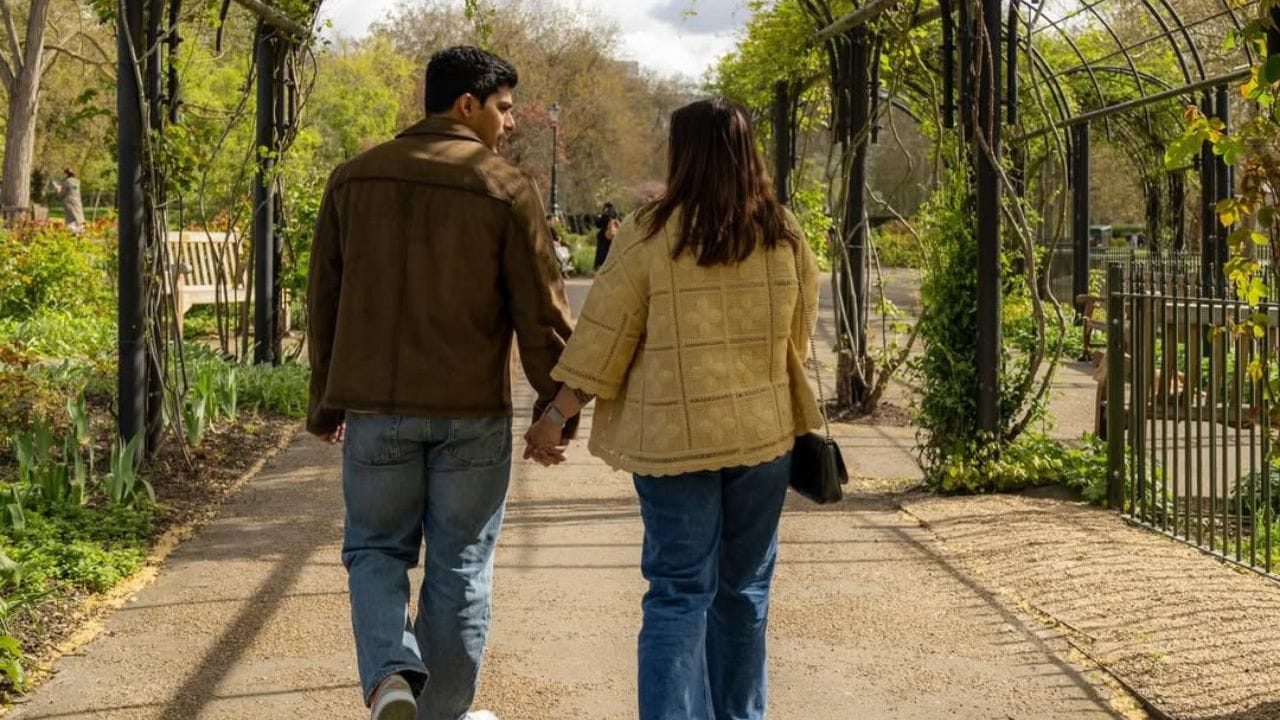 શાહીન ભટ્ટ અભિનેત્રી સોની રાજદાન અને ફિલ્મમેકર મહેશ ભટ્ટની મોટી દીકરી છે. તે ફિલ્મી દુનિયાથી દુર છે. પરંતુ તેમ છતાં બી ટાઉનની પાર્ટીમાં જોવા મળતી હોય છે.