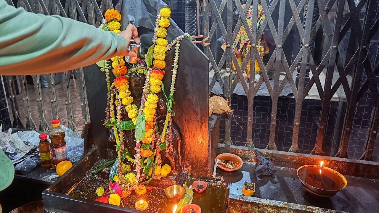 સાડાસાતીના સમયમાં સૌથી જરૂરી વસ્તુ ધીરજ રાખવી છે. ઉતાવળમાં નિર્ણય ન લો અને તમારા કામ પર ધ્યાન આપો. પ્રાર્થના, દાન અને સકારાત્મક વિચારોથી મદદ મળે છે. નાનાં પ્રયત્નો પણ મનને શાંત રાખે છે અને આત્મવિશ્વાસ વધારવામાં મદદ કરે છે.