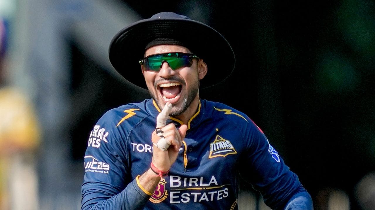 ગુજરાત ટાઇટન્સના ઓપનર સાઇ સુદર્શન અને શુભમન ગિલ રોહિત શર્મા અને ઇશાન કિશનને પાછળ છોડીને ઇન્ડિયન પ્રીમિયર લીગ (IPL) ના ઇતિહાસમાં સૌથી સફળ ભારતીય ઓપનિંગ જોડી બન્યા છે. 