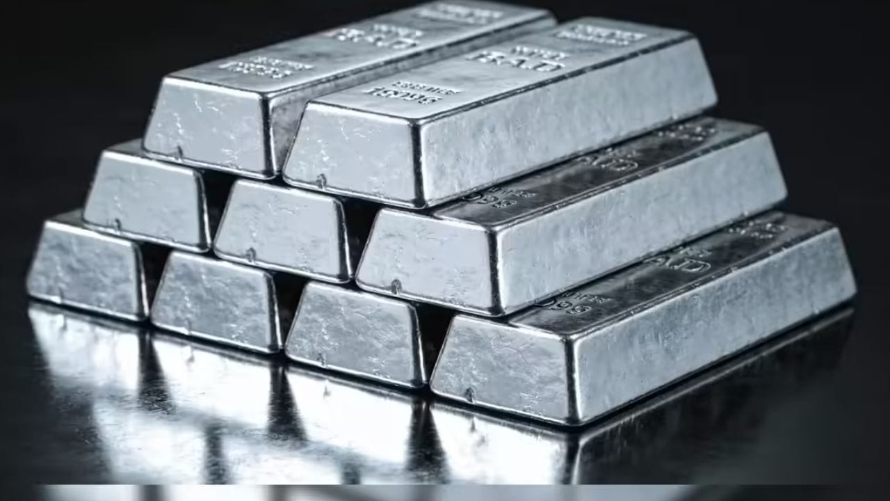 રોકાણકારોએ આગળ શું કરવું જોઈએ?: નિષ્ણાતોના મતે જે રોકાણકારો પહેલાથી જ ચાંદીના ETF ધરાવે છે તેઓ તેમના રોકાણને તાત્કાલિક વેચવાને બદલે ધીમે ધીમે ઇક્વિટી અને સોનામાં ફેરવી શકે છે. નાણાકીય વર્ષ 2027 માં ચાંદીના ભાવ અસ્થિર રહેવાની શક્યતા છે, તેથી સાવચેતીપૂર્વક રોકાણ કરવું સમજદારીભર્યું રહેશે.
