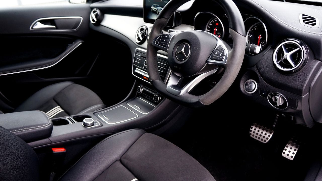 સ્ટિયરિંગ વ્હીલ, સીટ અને ડેશબોર્ડ બધું જ ગરમ થઈ જાય છે, જે ડ્રાઇવિંગ અનુભવને અસ્વસ્થ બનાવે છે. પરંતુ કેટલીક સરળ અને સ્માર્ટ ટ્રિક્સ અપનાવવાથી આ સમસ્યાને મોટા પ્રમાણમાં ઘટાડવામાં આવી શકે છે. (Image Credit Source: Social Media)